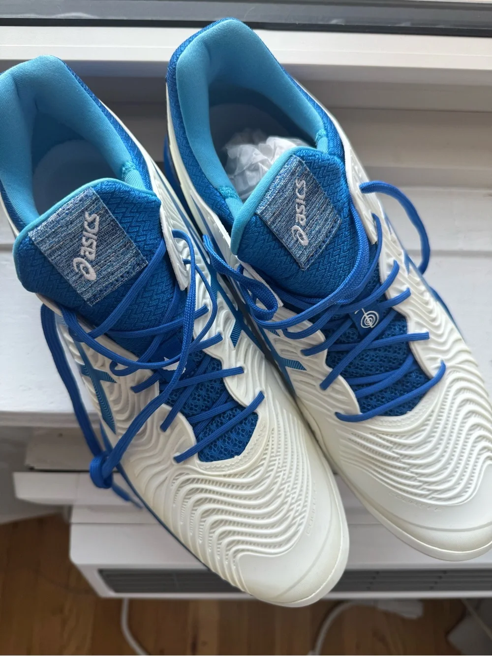 ASICS Men’s White and Blue Lace-Up Athletic Sneakers (Never Worn)